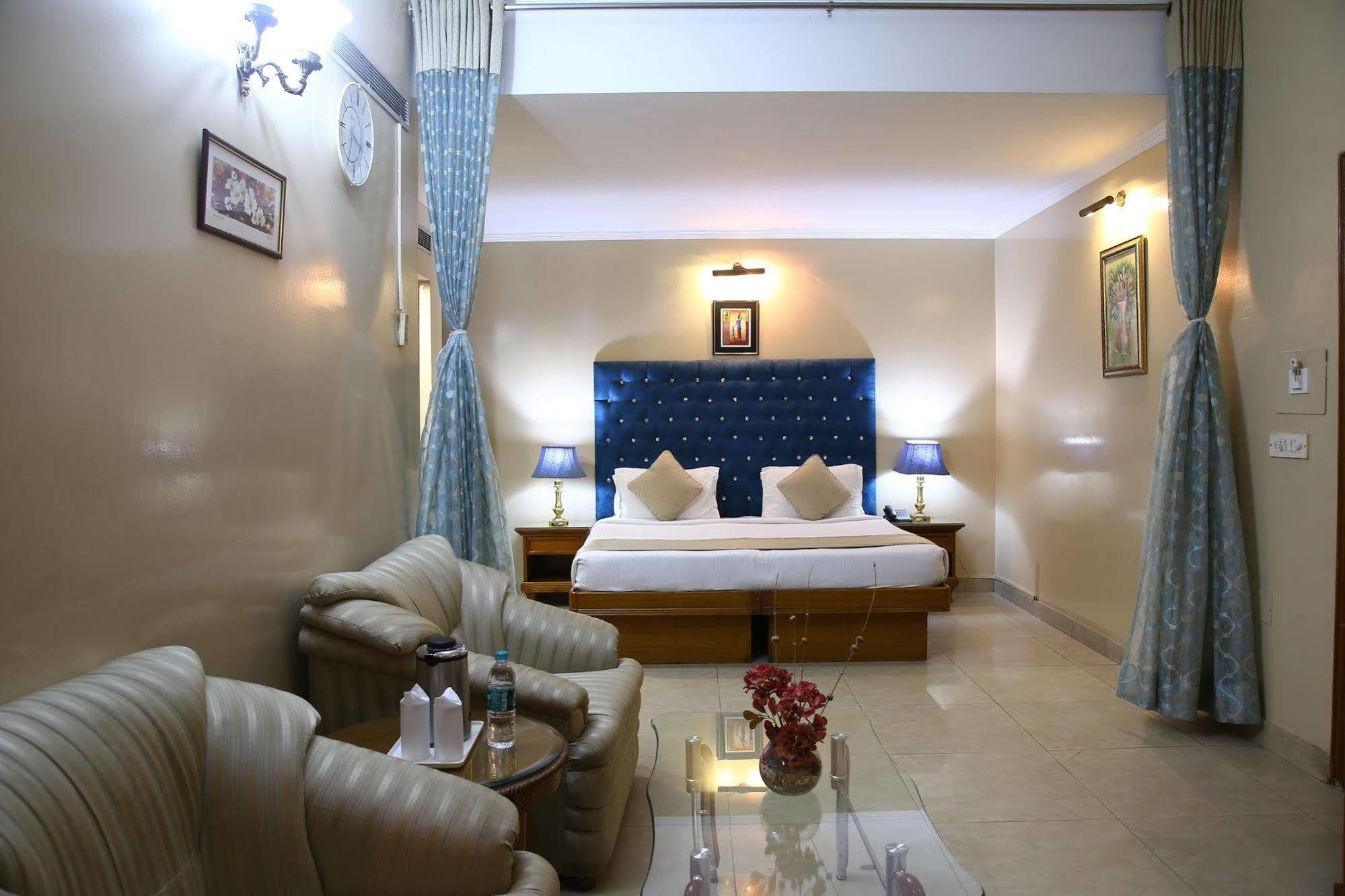 Fabhotel Conclave Executive Nehru Place 3*